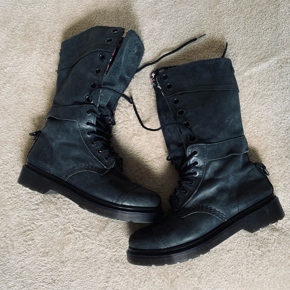 Dr. Martens Triumph 1914 W Blk Floral Combat Boots